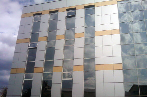 Остекление и облицовка фасада здания